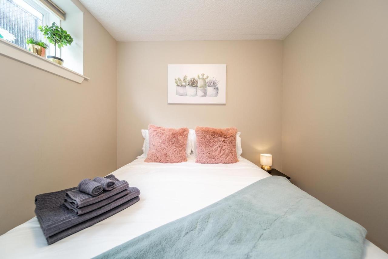 Mountain House Villa Edmonton Eksteriør billede